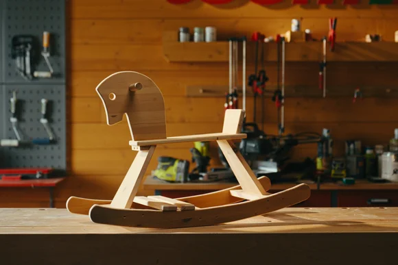 Holz-Schaukelpferd in Werkstatt